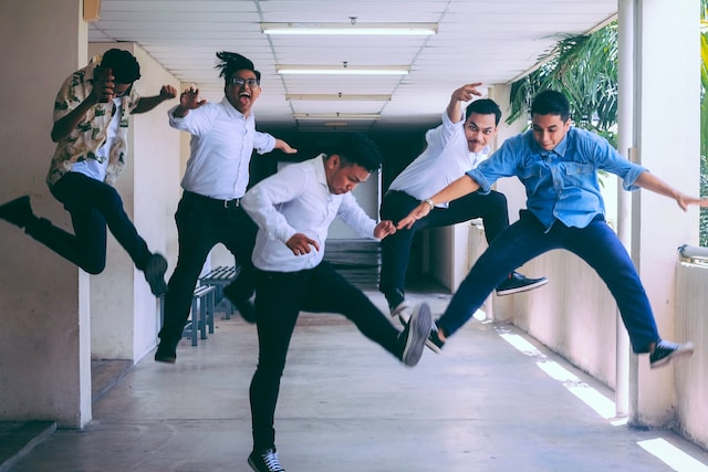 grupo de personas trabajando y riendo